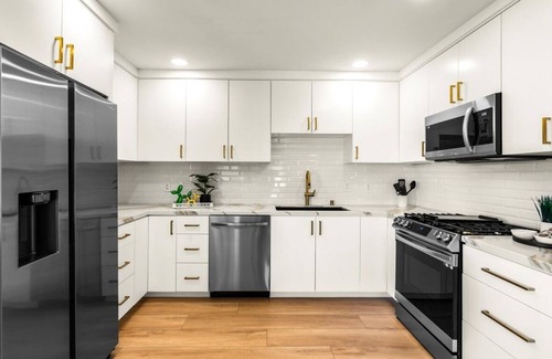 Araby Condo | Jet Liner and Majestic Mountain Views from this Mid-Century Modern 2 Bedroom Gem