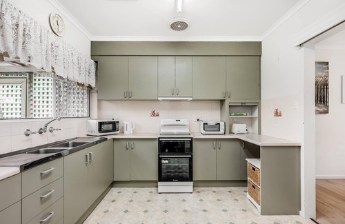 Brighton House | Jetty Road Retreat ~ Brighton - Charming 2-Bedroom Unit in Brighton