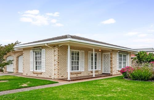 Brighton House | Jetty Road Retreat - Brighton - C21 SouthCoast Holidays