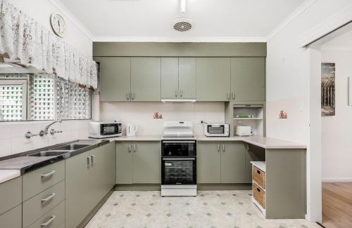 Brighton House | Jetty Road Retreat - Brighton - C21 SouthCoast Holidays