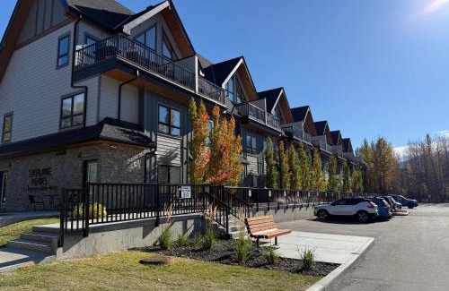 Canmore Apartment | Joe's Contemporary 2 King Bedrooms Vacation Home in Canmore