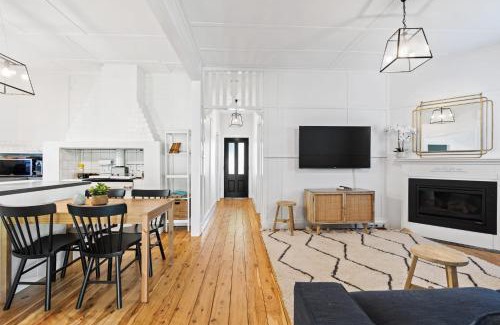Orange House | Johnno's Cottage - Prime Location - Sleeps 4