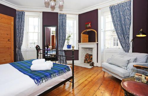 Old Town Apartment | JOIVY Iconic Colorful Home on the Royal Mile