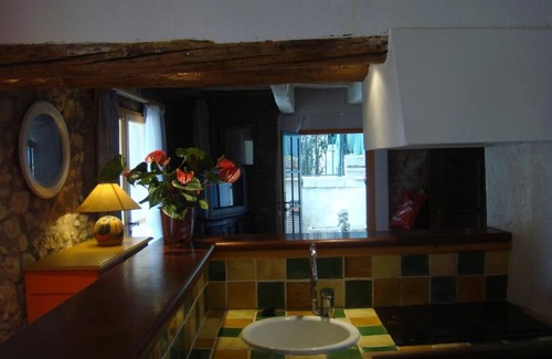 Plaissan Apartment | Joli Appartement en Bord de Piscine, Dans un Domaine Clos et Paisible