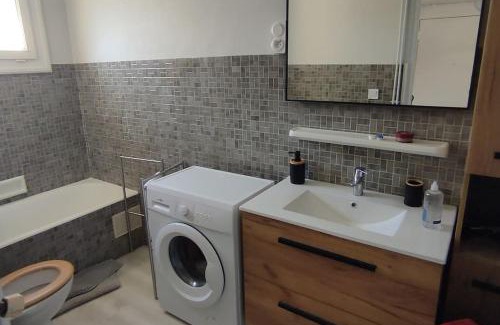 Aiguelongue Apartment | Joli F2 45m2 parking privé proche tram ligne 1 et 2