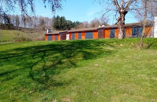 Saint-Remy-Sur-Durolle House | Joli Gîte Fushia Au Bord Du Lac