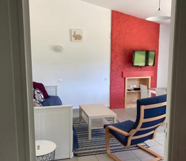 Saint-Remy-Sur-Durolle House | Joli Gîte Rouge Au Bord Du Lac