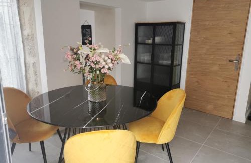 Saint-Gelais House | Jolie maison en pierres avec piscine et parking