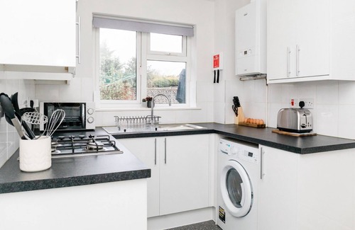 Kempston Villa | Jowitt Avenue | Detached House | Parking & Garden | eco-Short Term Let by SILVA