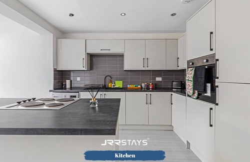 Tipton House | JRR Stays - West Midlands - Tipton - DY4 With Parking
