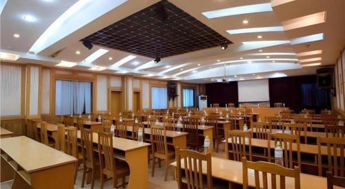 Diecai Hotel | JTOUR Inn Guilin Two Rivers and Four Lakes Walmart