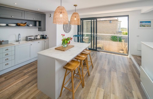 Seaview Apartment | Jumble Cottage, luxury 4 Bed, Seaside Village home