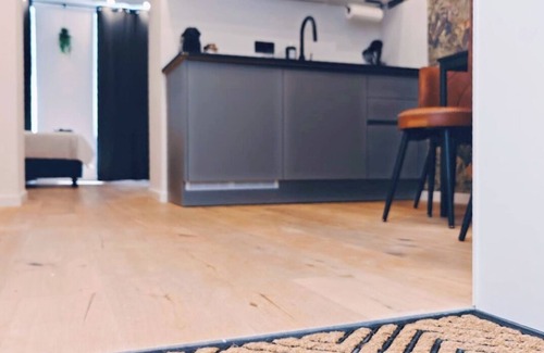 Favoriten Apartment | Jungle 1BR + 3 Min to Metro U1 + Free Parking