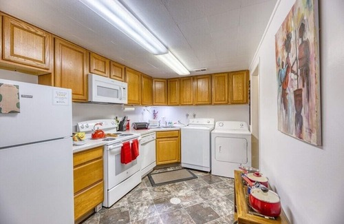 Edgewater Apartment | Jungle-Inspired Urban Oasis | Pet Friendly Stay