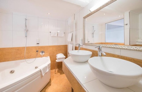 Zell am See House | Juniorsuite bath / shower / double whirlpool - Heitzmann, Hotel