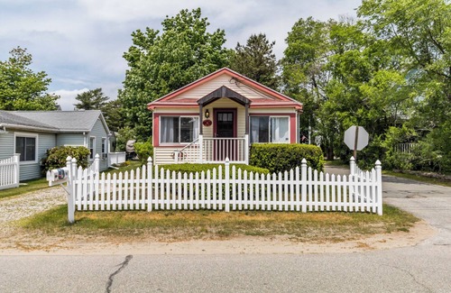 Camp Ellis Cottage | Just a 3 minute walk to the beach, local restaurants, and activities!