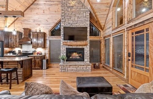 Hochatown Cabin | Just Chillin' - Romantic Luxury, Arcade, Outdoor Amenities, Hot Tub