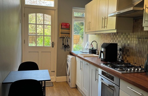 Brownswood Apartment | Just opposite Finsbury Park, London. 2 minute walk to underground train station