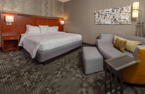 Newark Hotel | Just What You Were Looking For! Onsite Pool, Free Parking, Pets Allowed