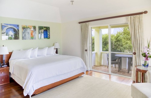 Paget Hotel | Just What You Were Looking For! 2 Classy Units, Outdoor Pool, FREE Parking!