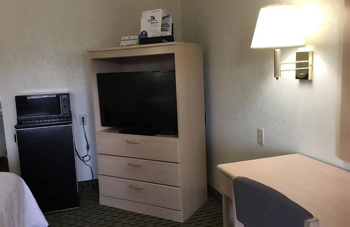 Cabot House | Just What You Were Looking For! 3 Comfortable Units, Free Parking & Breakfast, Pool