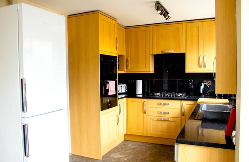 Tilbury House | K Suites - Cozy 5 Bedroom with Parking and WiFi