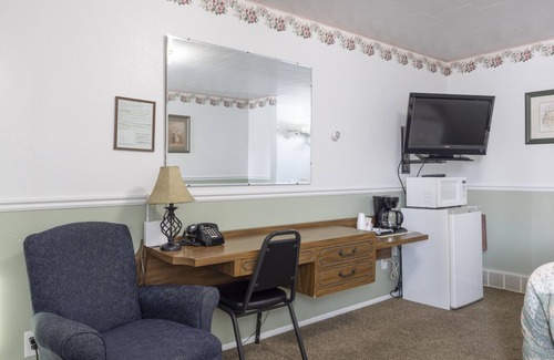 Frontier House | KABINO: Fossil Butte Motel #14 King A/C Mini Fridge Microwave Cable Wifi