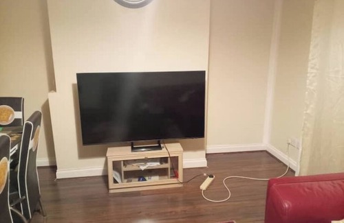 Drumchapel Apartment | 🏡 Kaffuhsmartt: Peaceful Family Retreat Near Shops & Transit