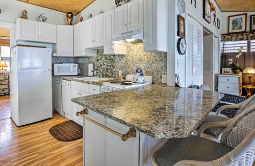 Kahaluu Bay Cottage | Kailua-Kona House w/ Deck & Ocean Views!