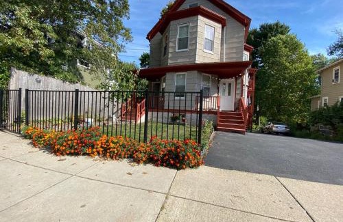 Roslindale Apartment | Kailyn Apartment Boston, Massachusetts