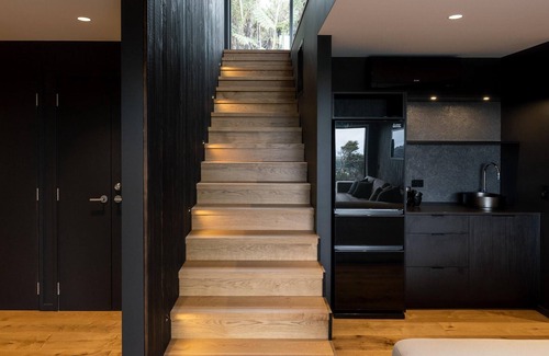 Waiheke Island Cabin | Kaitiaki Lodge - Kaitiaki Lodge is our brand new luxury lodge located in Onetangi on Waiheke Island. Situated overlooking acres of unspoilt native bush with the Hauraki Gulf beyond the setting is simply spectacular. The lodge has 5 large bedrooms, 3.
