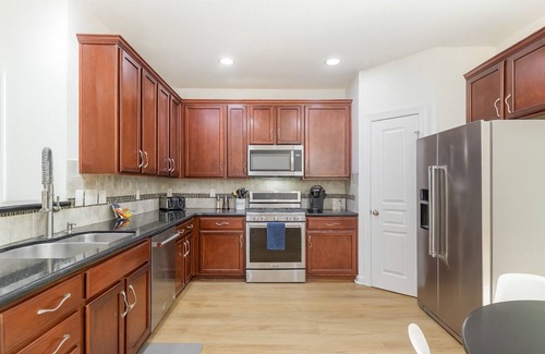 Umstead House | Kamp Koral - Walk to Umstead; 5 Mi. to Airport; Lenovo Center; 2 Kings; Quiet
