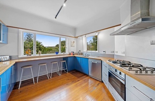 Paraparaumu Beach House | Kapiti Getaway - Fantastic location - Pool, Spa & Tennis Courtn- Winter Specials