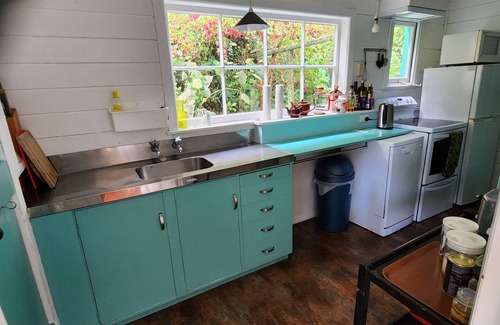 Wellington House | Karaka Bay Cottage – Waterfront 3 Bedroom Bach or Holiday Home