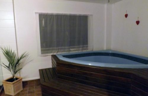 Waipahihi Hotel | Karaka Tree Motel