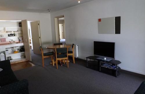 Waipahihi Hotel | Karaka Tree Motel