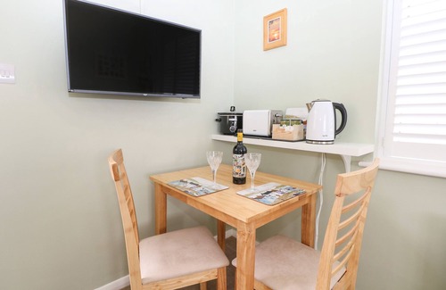 Worthing Cottage | KARIBU, romantic, with a garden in High Salvington