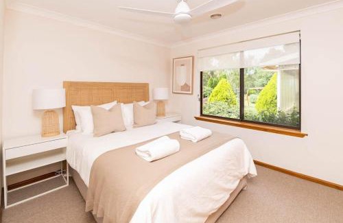 Calare House | Karimi House - Spacious, EV Plug, Sleeps 10