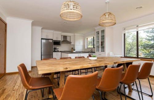 Calare House | Karimi House - Spacious, EV Plug, Sleeps 10