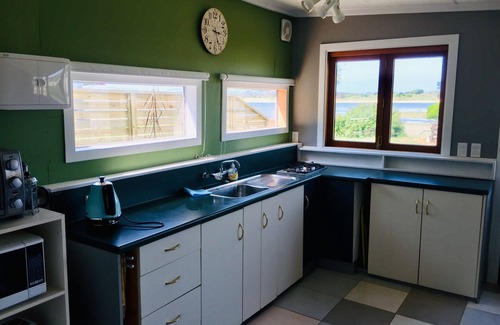 Karitane Cottage | Karitane Crib with water view
