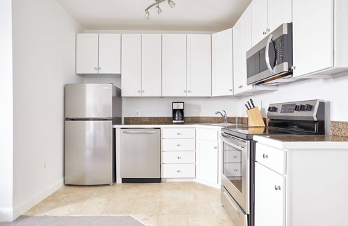 Del Ray Apartment | Kasa Del Ray | King Studio | Alexandria