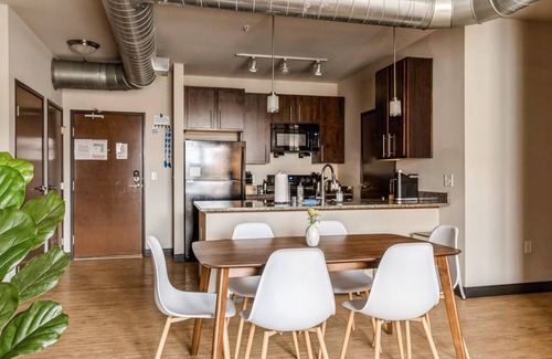 Westown Apartment | Kasa Relax With the Family in Westown Neighborhood Milwaukee