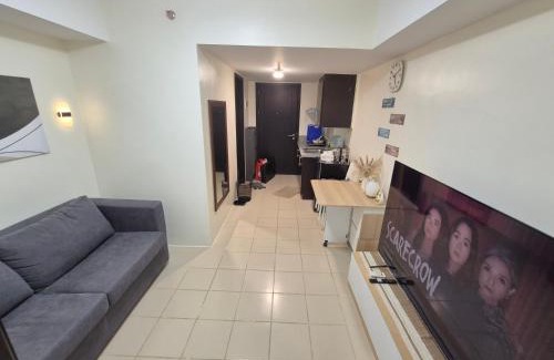 Ugong Apartment | Kasara Urban Resort Elly's Pad with balcony