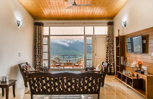 Dharampur Apartment | Kasauli Edge Apt with Balcony