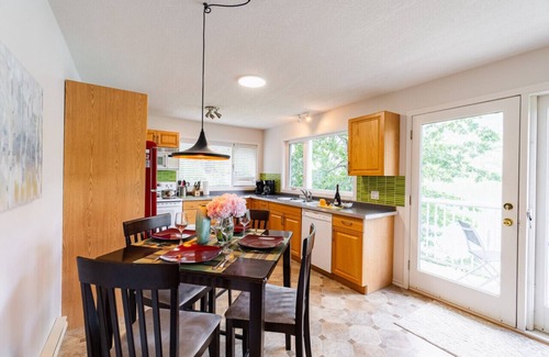 Nelson Condo | Kaslo, Upper Floor Paradise! 2 Beds, Hot Tub, Beach, laundry