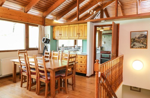 Kingussie Cottage | KATCHANA, pet friendly, with hot tub in Kincraig