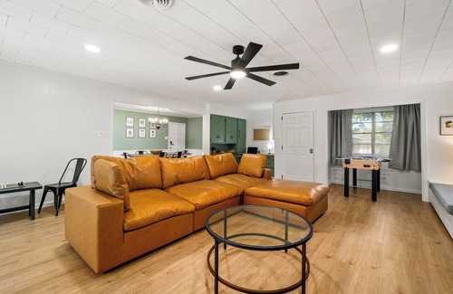 Pineville House | Katie's Place-Newly Renovated-Workspace-Pet Friendly-Family Games