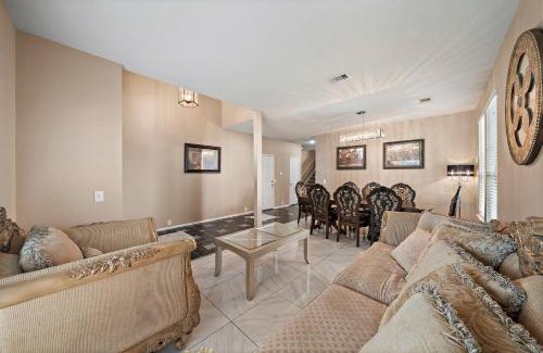 Barker House | Katy Getaway Game Room Bbq Yard Sleeps 16