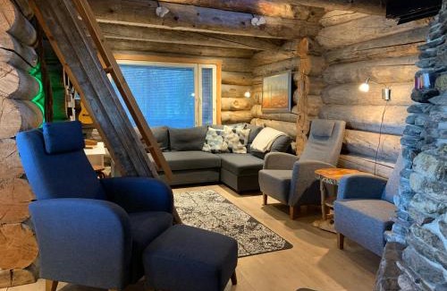 Akaslompolo Apartment | Kaupinpirtti, Ylläs, Äkäslompolo - Silver Log Cabin with Lake and Fell Scenery