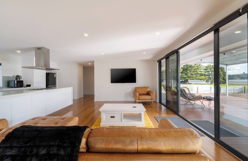 Kawakawa Bay House | Kawakawa Bay Beach Bliss - Auckland Holiday Home